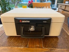 SENTRY SAFE 1100 FIRE RESISTANT CHEST FIRE PROOF CARRY CASE WITH KEY