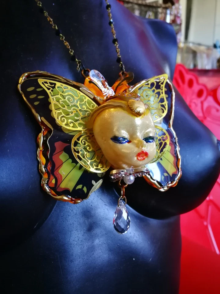 Madame Mariposa Muñeca Cabeza Retrato Escultura Collar Cristal Dije Colgante Babero Foto 4 de 4