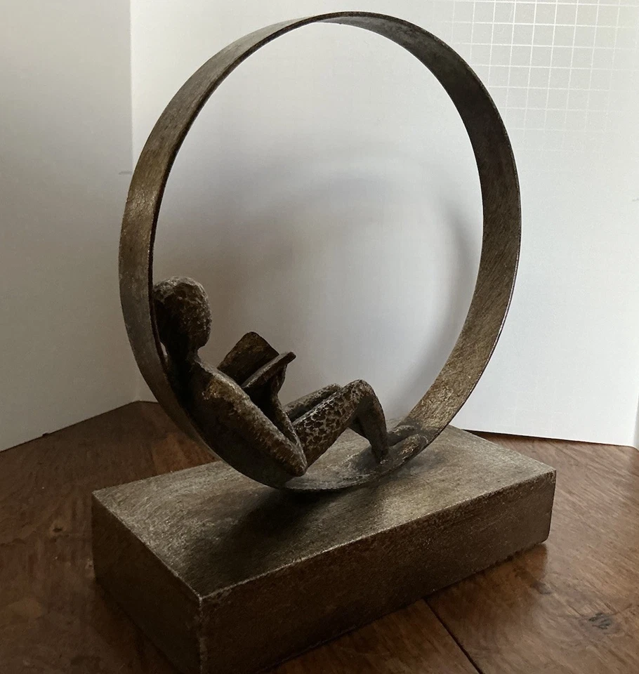 Скульптура Uttermost Grace Feyock человек читает в обруче металл и смола  - Изображение 4 из 4