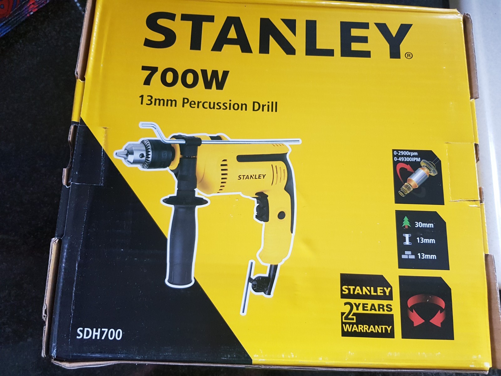 Perceuse à percussion 700W Stanley avec mandrin auto-serrant 13mm