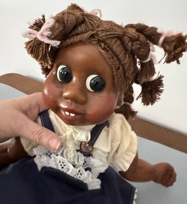 JP Naber Green Eye SAMANTHA 1989 Wooden 18'' doll blue pinafore golden heart tag