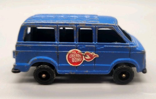 TOOTSIETOY DIECAST BLUE DODGE VAN CHERRY BOMB decalcomanie originali vintage con gancio - Foto 1 di 7