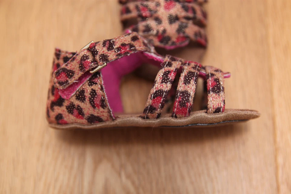 Sandálias Juicy Couture bebê menina ~ Rosa, marrom e preto ~ Estampa de leopardo ~ Tamanho 2 - Imagem 4 de 4