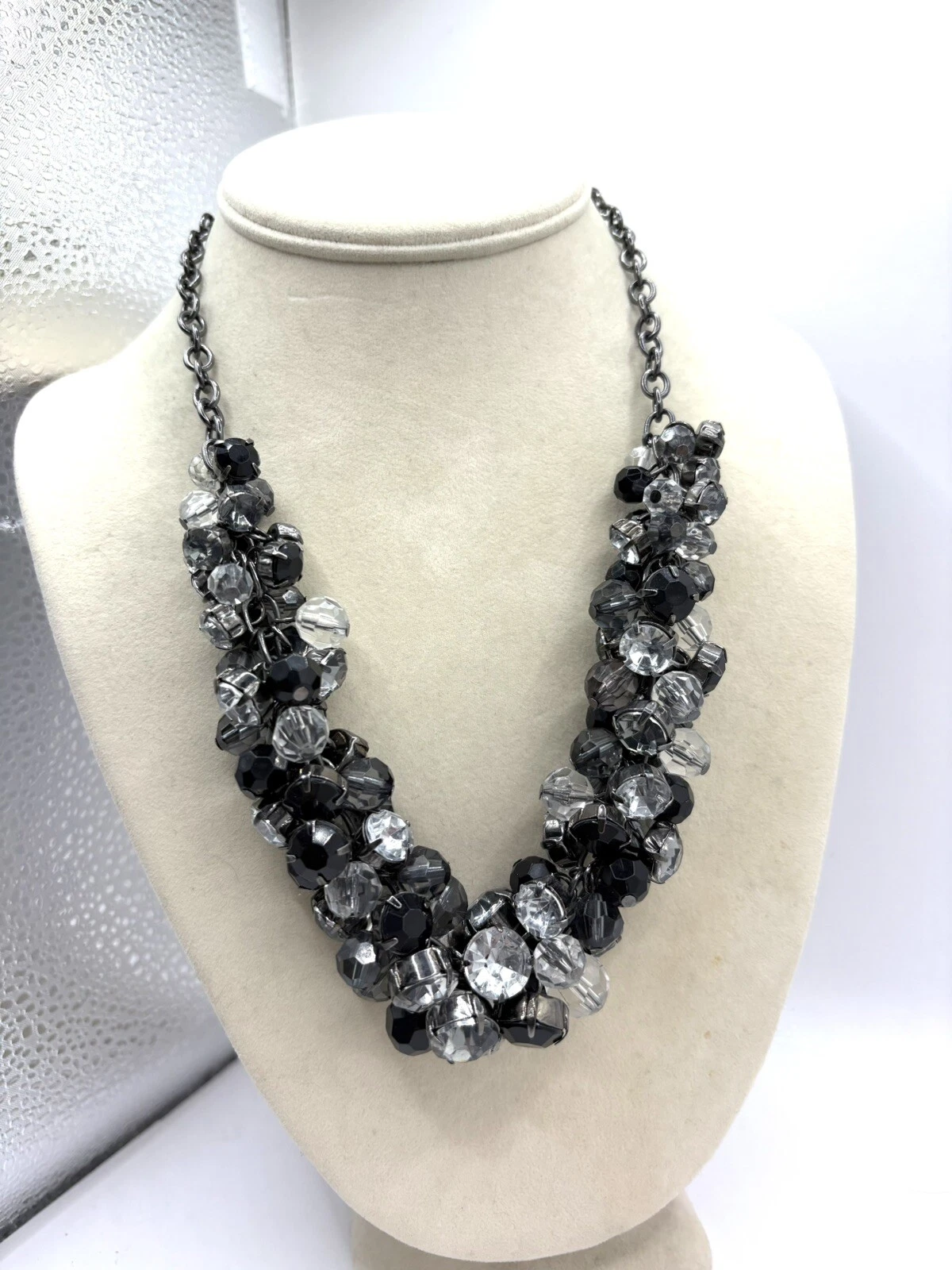 VETEMENTS Collana Cha Cha Cristallo Acrilico Nero e Trasparente e Perline Pistola Metallo Grigio