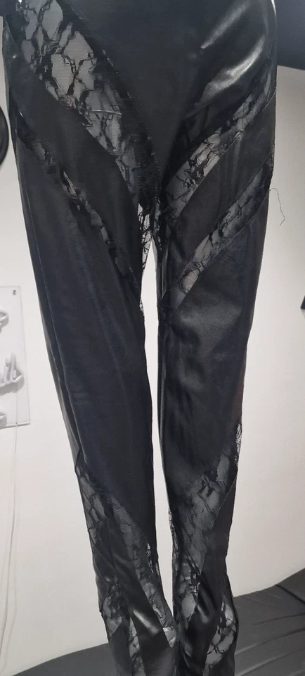 Leggings PrettyLittleThing negros de imitación de cuero con inserciones de encaje Foto 2 de 4