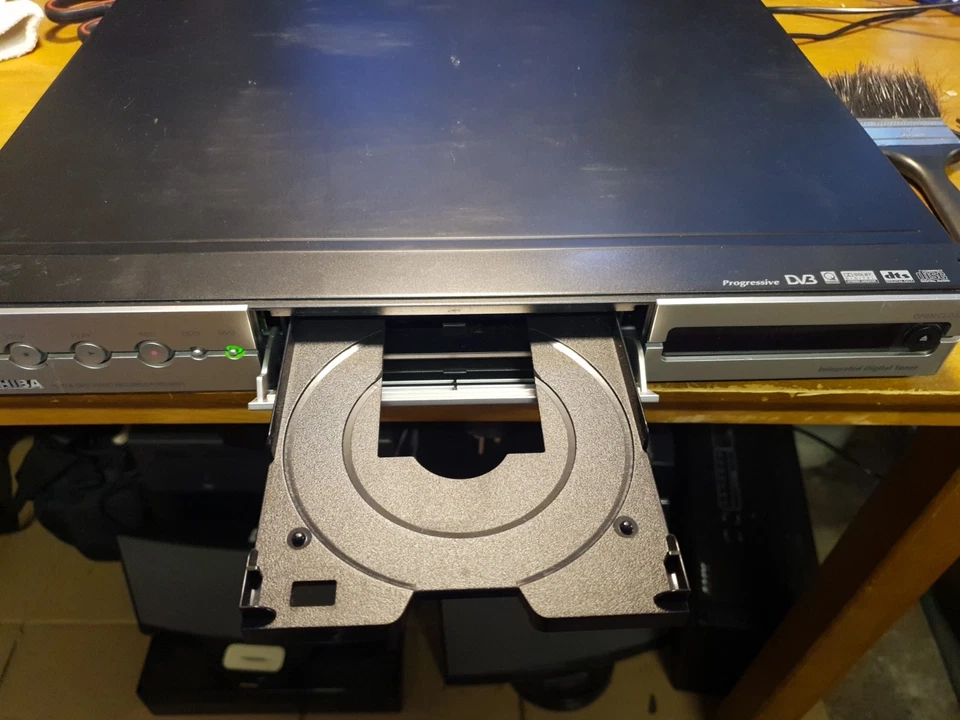 Toshiba RD-85DT HDD & DVD RAM Recorder 160GB HDD Freeview R & RW DVB  - Image 3 of 4