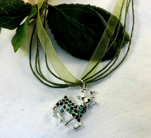 Modeschmuck-Ketten aus Strasssteinen in Grün