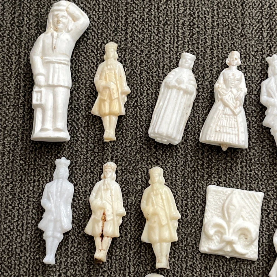 Lote De 49 Frijoles Plásticos Miniatura Galette Topper Pastel Feve Vintage Francés Gente Foto 2 de 4