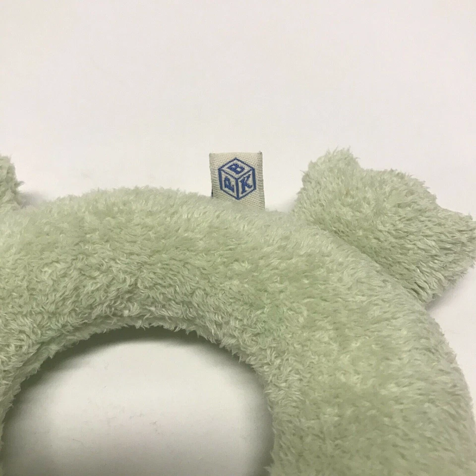 Anillo de peluche Pottery Barn para niños rana verde juguete relleno sonido arrugado Foto 3 de 4