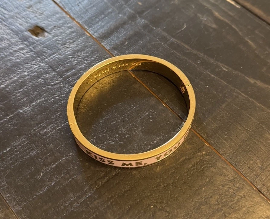 Brazalete Brazalete Kate Spade New York Kiss Me You Fool Tono Dorado Foto 3 de 4