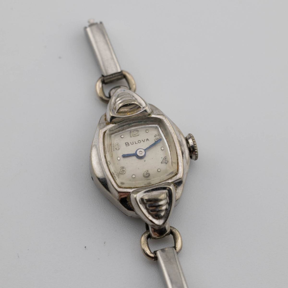 Vintage Bulova L5 Silver Tone Wind-up Analog Women