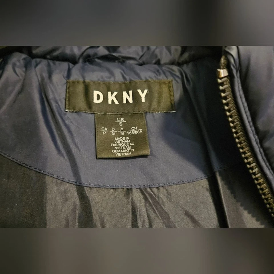 Parka DKNY para mujer azul marino con ribete de piel sintética PEQUEÑA Foto 3 de 4