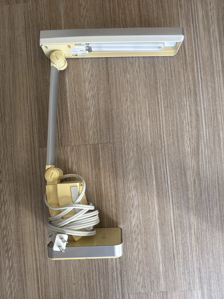 Lámpara de Escritorio Plegable OttLite Brazo Ajustable Bombilla Fluorescente Tarea Luz de Lectura Foto 2 de 4