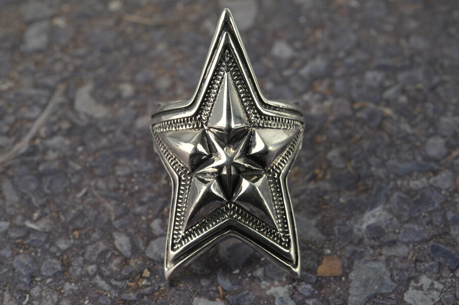 アクセサリー CODY SANDERSON STAR IN STAR RING Cody Sanderson Sterling Silver Repousse Star Ring