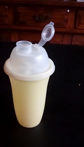 Tupperware Quick Shake/Gravy/Dressing Mixer Yellow #844-12 - Picture 3 of 3