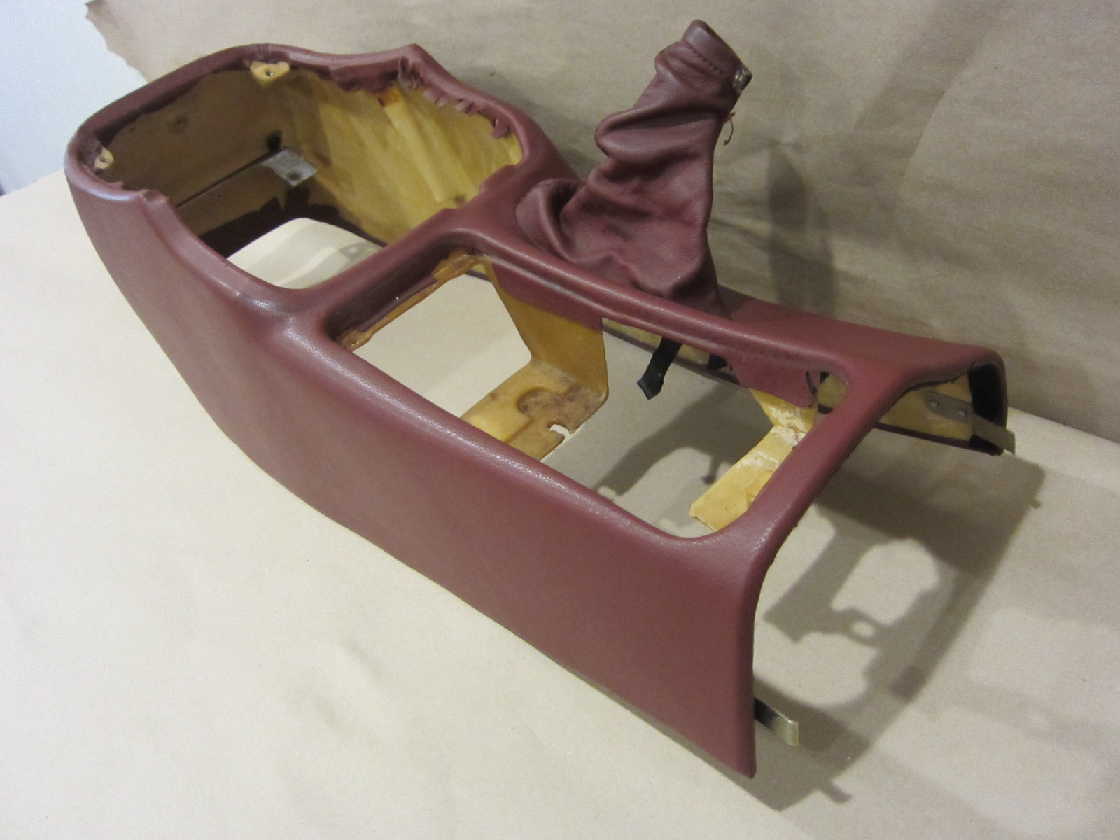 Maserati 4200 Spyder -  Center Console/Tunnel Cover/Bordeaux - Part# 66772300