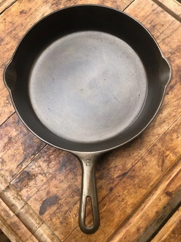 Griswold Cast Iron #8 skillet small logo