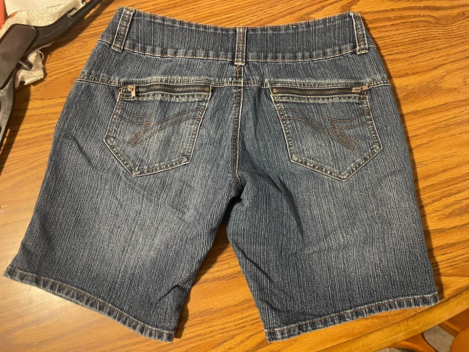 Pantalones cortos de mezclilla elásticos para mujer Younique talla 13 Foto 2 de 4