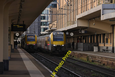 Foto SNCB Belgische Eisenbahn 12x8 Baureihe 08 EMU 08130 und 082 Brussells-Nord um 2023