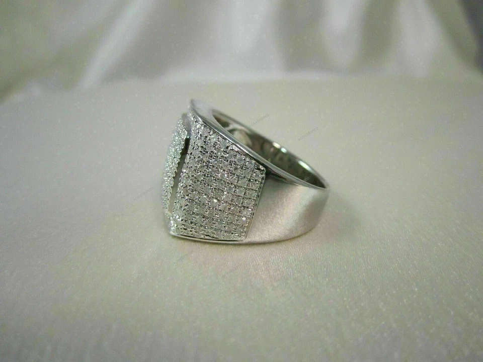 Conjunto de anillo de boda de circonitas cúbicas redondas de 5,5 quilates enchapado en oro blanco de 14 quilates con racimo para hombre Foto 3 de 4