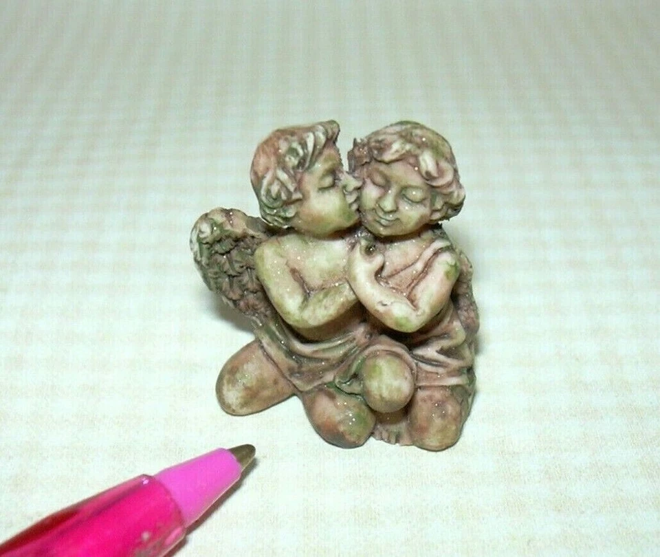 Miniature Kissing Cherubs Statuary (GREY ANCIENT) 1 1/16" Tall: DOLLHOUSE 1:12 - Image 1 of 1