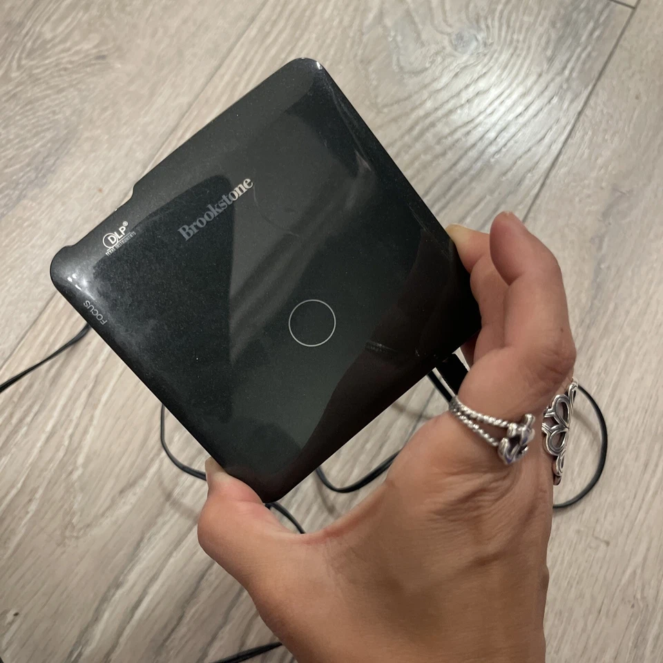 Mini Proyector Brookstone Pocket 100 Lúmenes 1080p (801143 UNIDAD Y ADAPTADOR SOLO H03 Foto 3 de 4