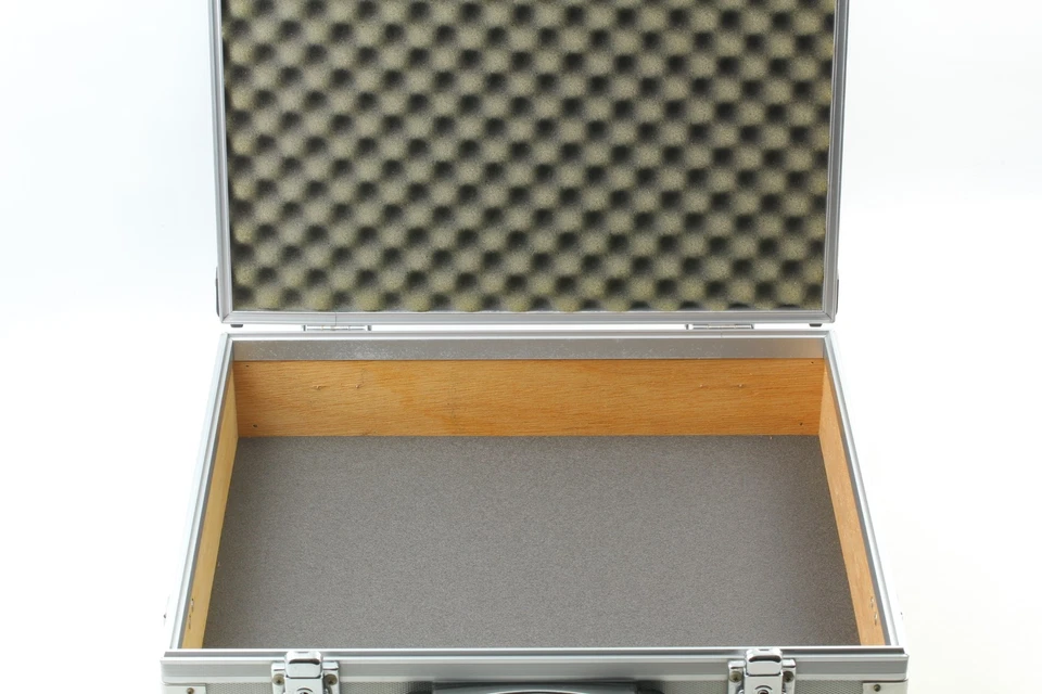 [Top MINT] MAMIYA 7II Commemorative Model Aluminum Camera Trunk From JAPAN - Image 4 of 4