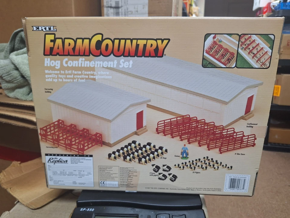 New in Box, never opened ERTL 4767 Farm Country Hog Confinement Set VERY RARE - Image 4 of 4