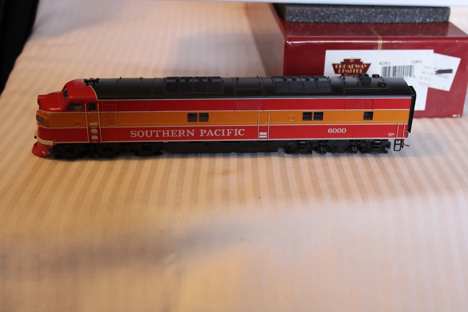 HO Scale Broadway Ltd., EMD E7A Diesel Loco Southern Pacific, Daylight #6000 - Image 2 of 4