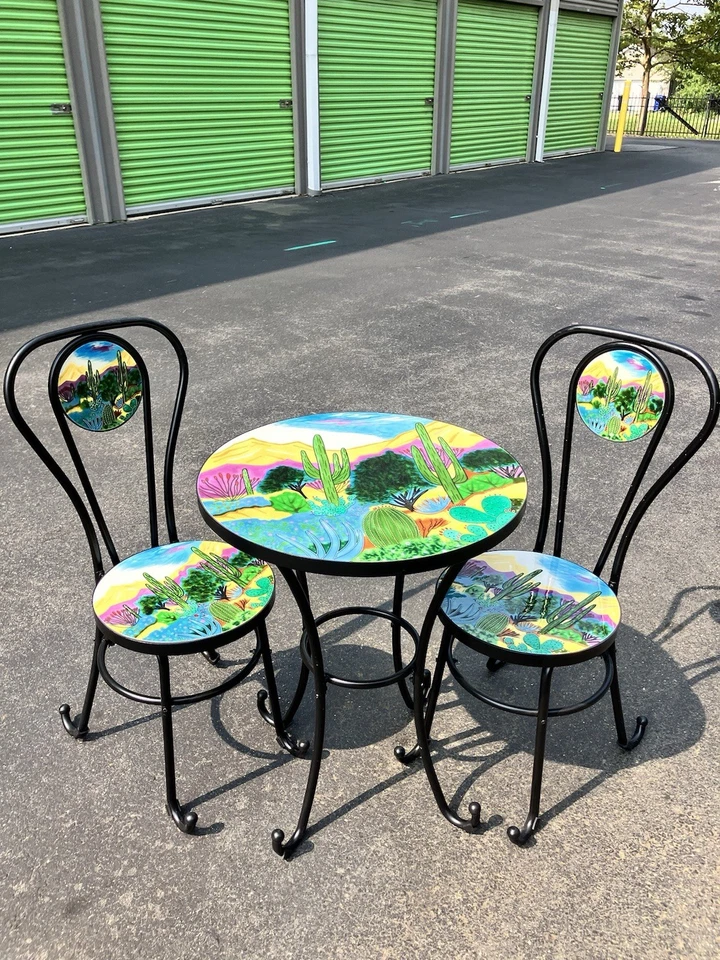 2 sillas de bistró de hierro forjado paisaje del desierto del suroeste artista Wayne GAO Foto 2 de 4