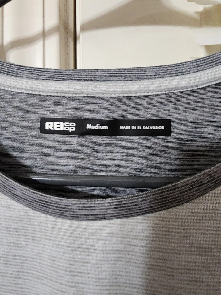 Camisa de manga corta REI CO Op Performance gris/blanco mediano para mujer Foto 4 de 4