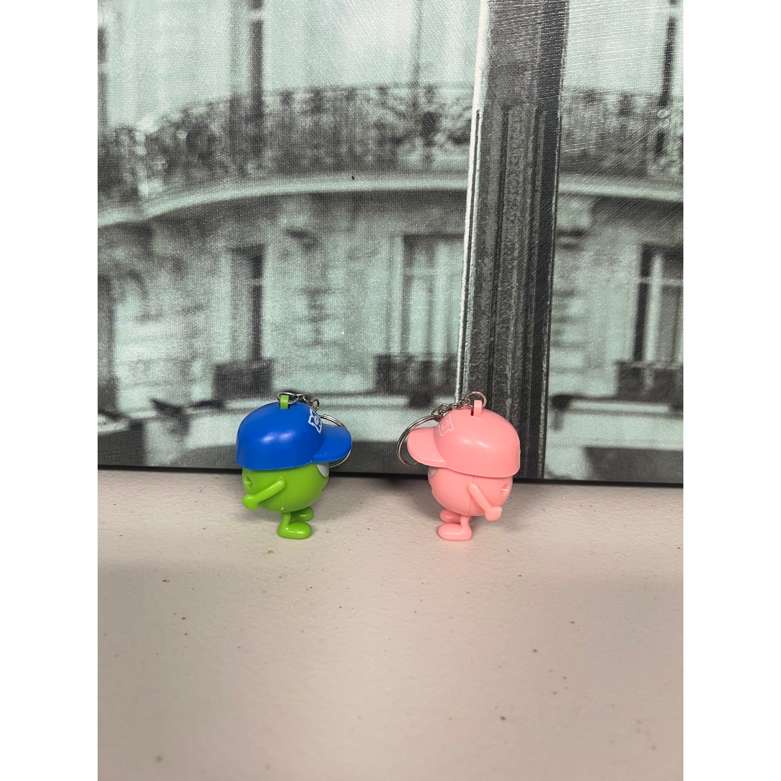 Mike Wazowski Edición "Big Hat" Figura Coleccionable Llaveros Set 2 Verde y Rosa