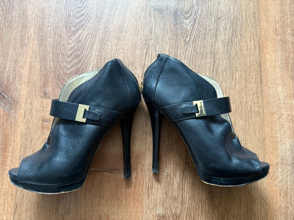 Sapatos de salto plataforma peep toe couro preto tamanho 8,5 Michael Kors - Imagem 2 de 4