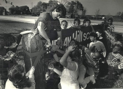 #ad 1991 Press Photo Teacher Jim Campbell at Indian Hill School with his class $24.99