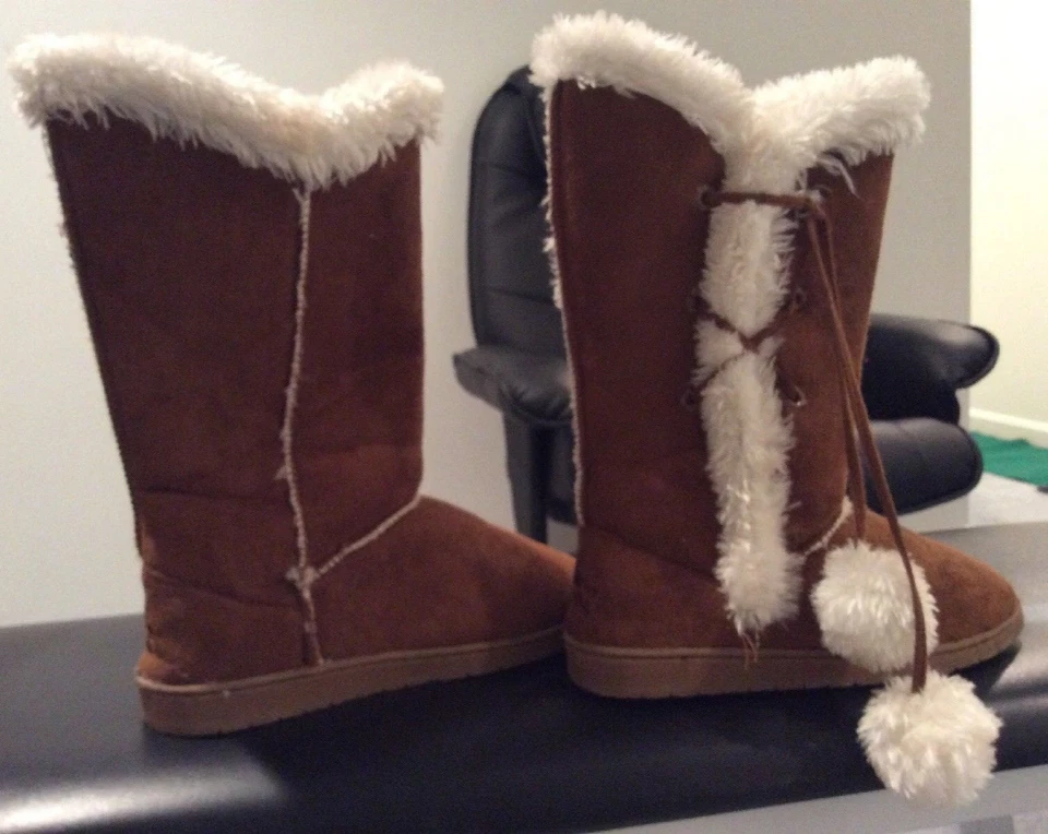 Botas altas Dawg Chocolate Pom-Pom. Nuevo. talla 5 Foto 4 de 4