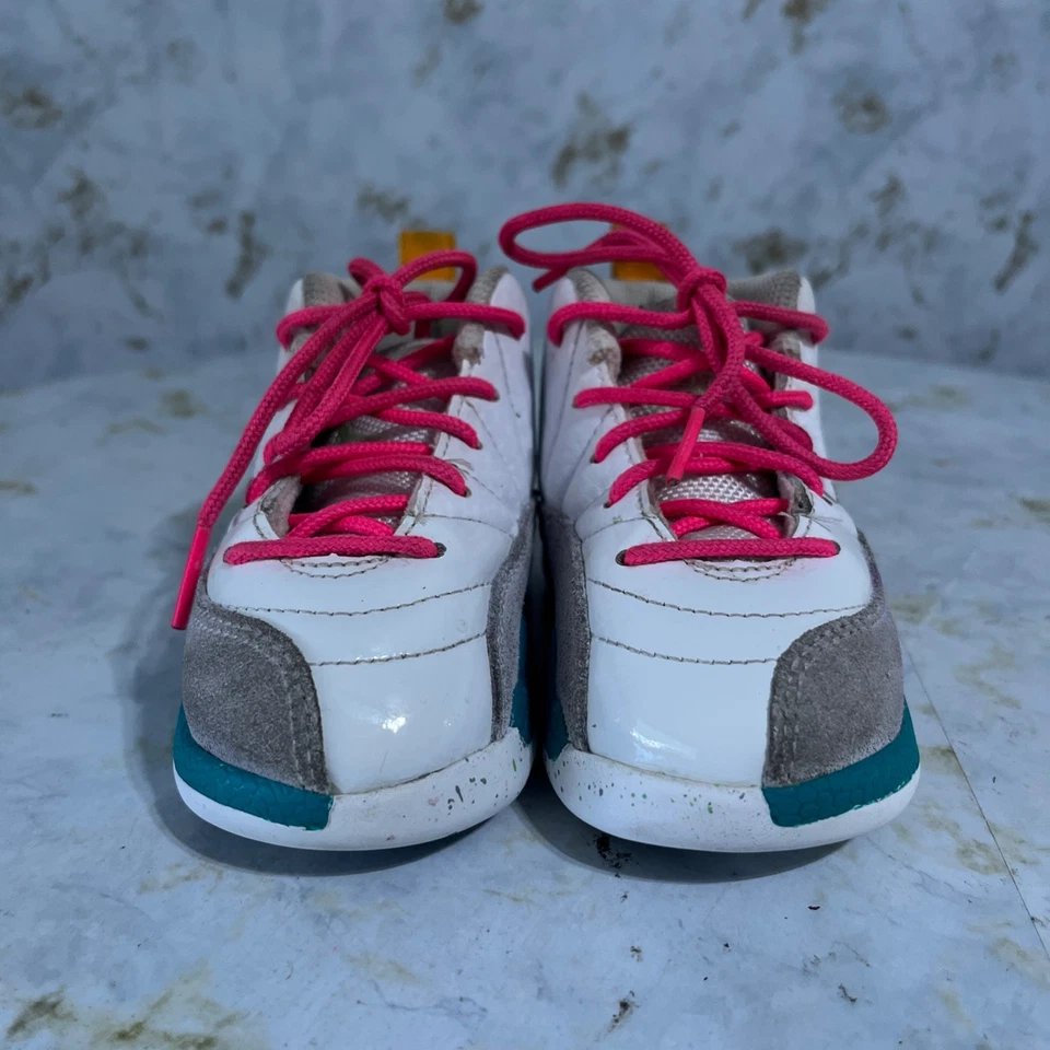 Air Jordan 12 Retro Niñas Pequeñas Talla 7C Zapatos Blancos Atléticos Medio Top Tenis Foto 2 de 4