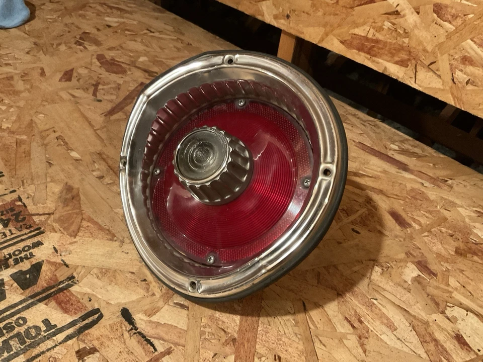 Ford Falcon 1964-65, carcasa y lente de luz trasera Ranchero Foto 2 de 4