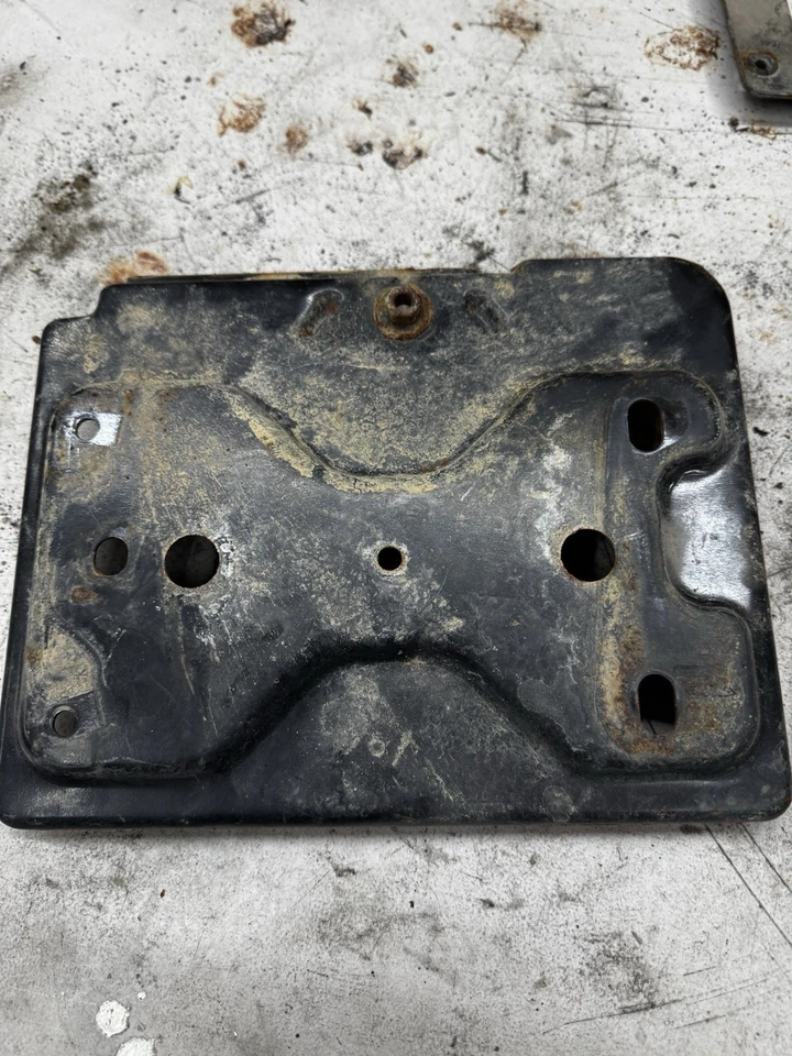 Bandeja de batería clásica Chevy Silverado 1999-2007 lado del conductor izquierda OEM 15891945 Foto 3 de 4