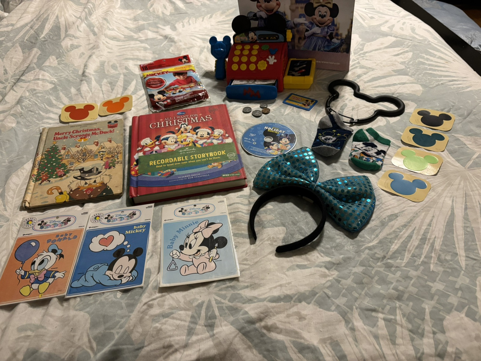 как выглядит Mickey Mouse Cash Register Other Fun Disney Items Included In This Purchase фото