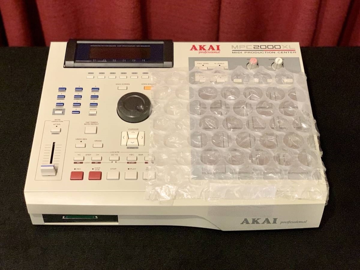 AKAI MPC 2000XL MIDI Production Center Sampler Sequencer