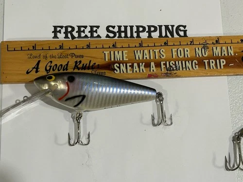 VINTAGE BAGLEY BALSA MONSTER SHAD -GREAT COLOR AND CONDITION TACKLE BOX FIND.