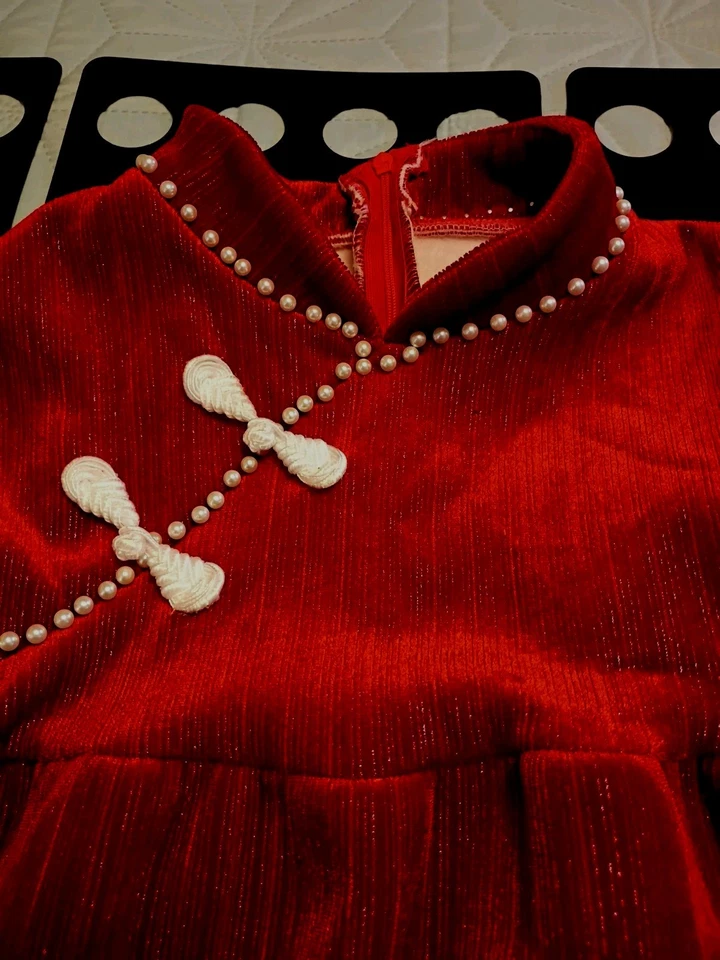 Vestido de Navidad adornado de terciopelo aplastado rojo hecho a mano para niñas XS Foto 2 de 4