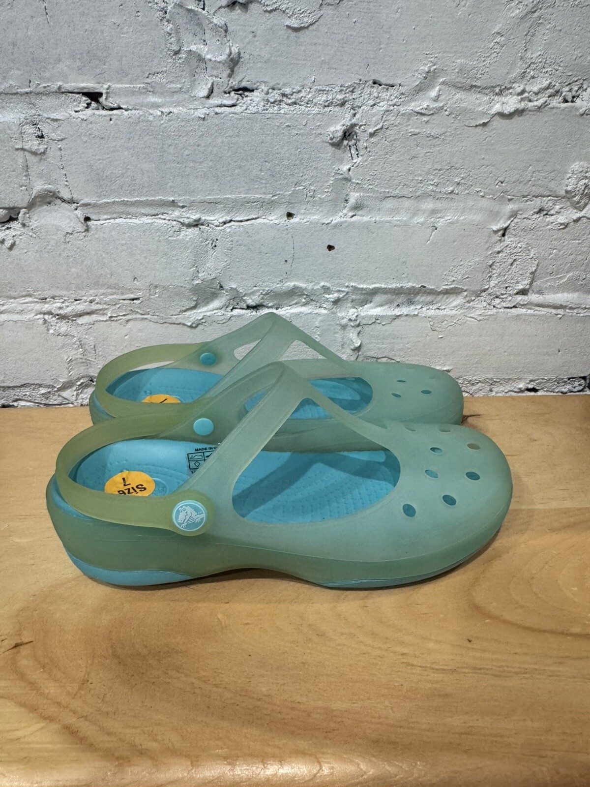 NWOB Crocs Carlie Womens Size US 7 Green Blue Round Toe Rubber Slingback Sandal