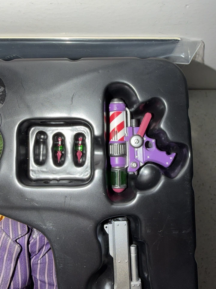 Figura de acción Hot Toys en muy buen estado 27 Batman Arkham Knight Joker 12 pulgadas 1/6 USADA Foto 3 de 4