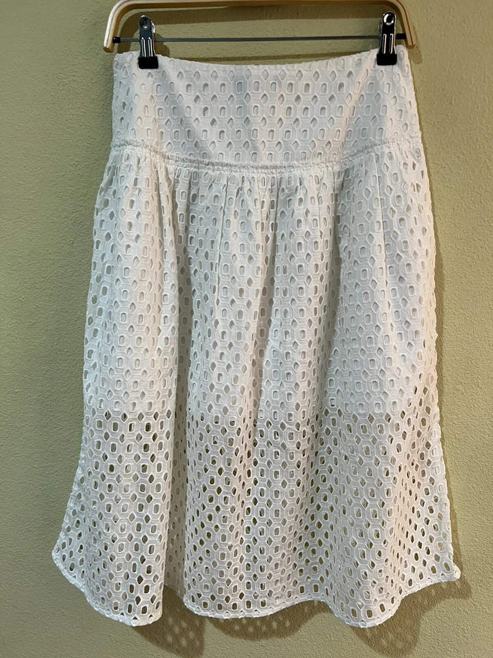 Falda midi forrada con ojales de punto blanco Banana Republic línea A cremallera talla 2 K2 Foto 2 de 4