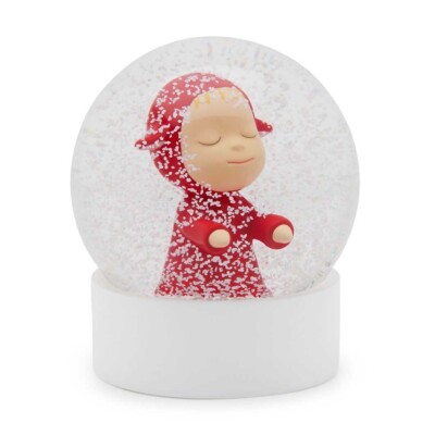 Yoshitomo Nara Little Wanderer Schneekugel rot MoMA exklusive handbemalte Figur