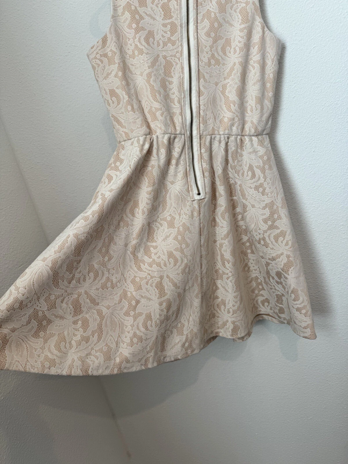 OFF WHITE Abito donna HeartSoul senza maniche bianco sporco floreale aderente e svasato marrone medio