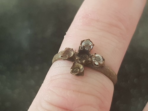 Extremely beautiful Post Medieval ring missing s/s. A must read description L73s