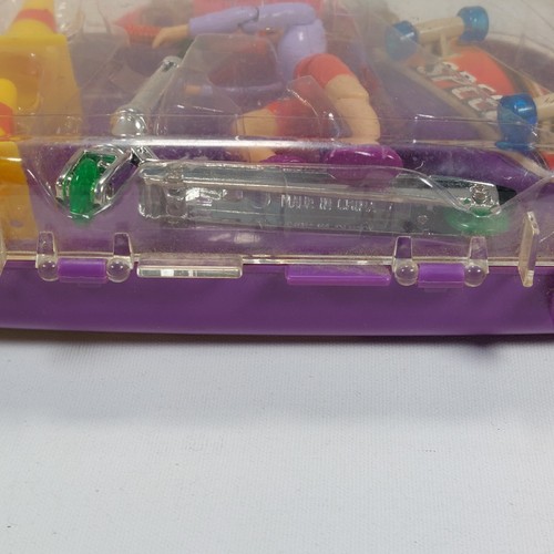 Fun-Tastic Vintage Carry aruond Playset skateboard and scooter set action Girl - Picture 10 of 11