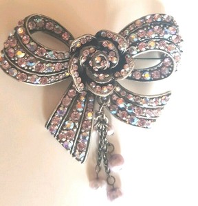 Vintage-AB-Rhinestone-Bow-Dangle-Pearls-Stunning-Gun-Metal-Antiqued-Brooch-Pin